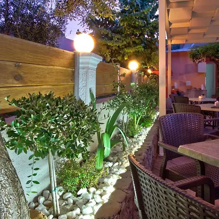 Makis Louvlis Otel *