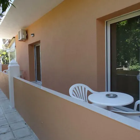 Otel Makis Louvlis *